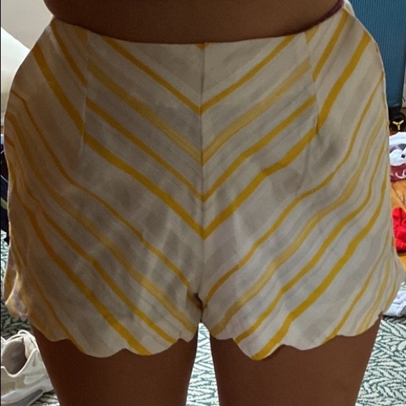 June & Hudson women’s yellow and white striped shorts with scalloped edges - Picture 3 of 4